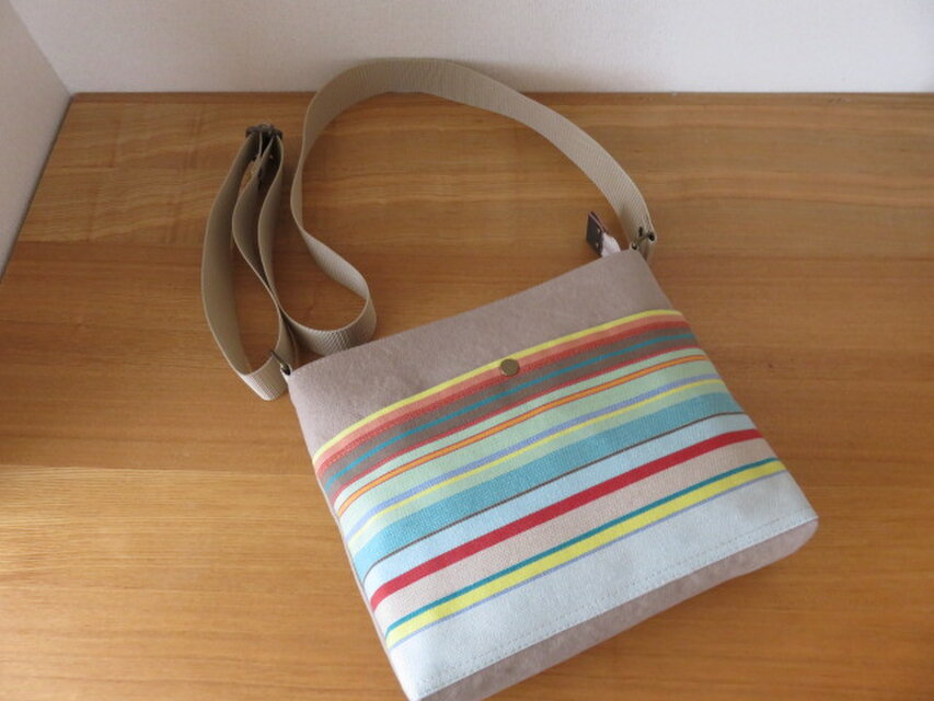 ストライプとバイオウオッシュ加工帆布のショルダーバッグ