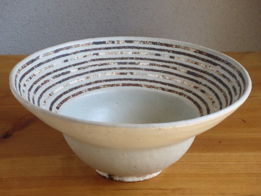 伊豆土リムストライプの大鉢（白釉）