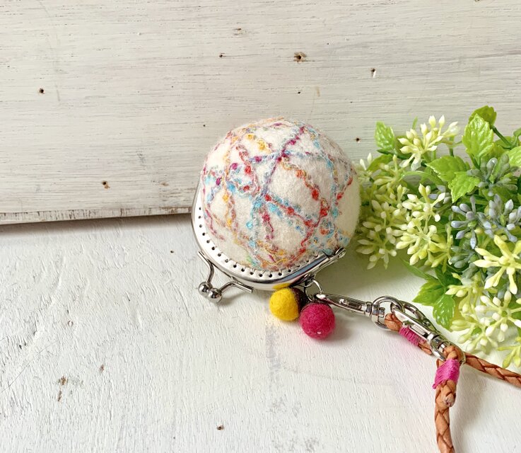 羊毛フェルトのまんまるがま口（ホワイト）