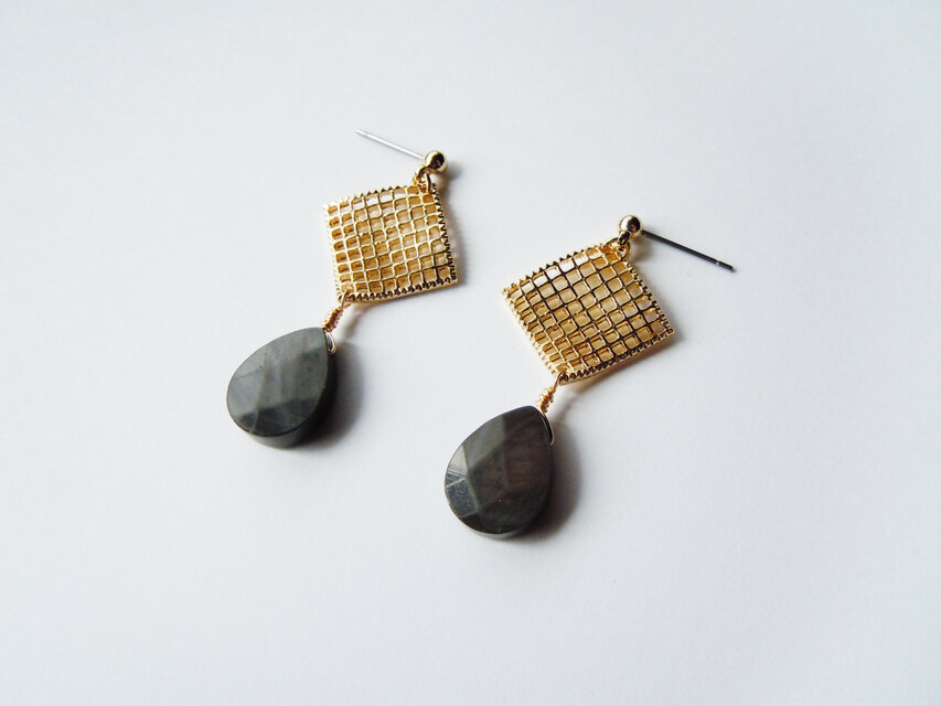 スクエアメッシュとペアシェイプカットシェルのピアス・イヤリング