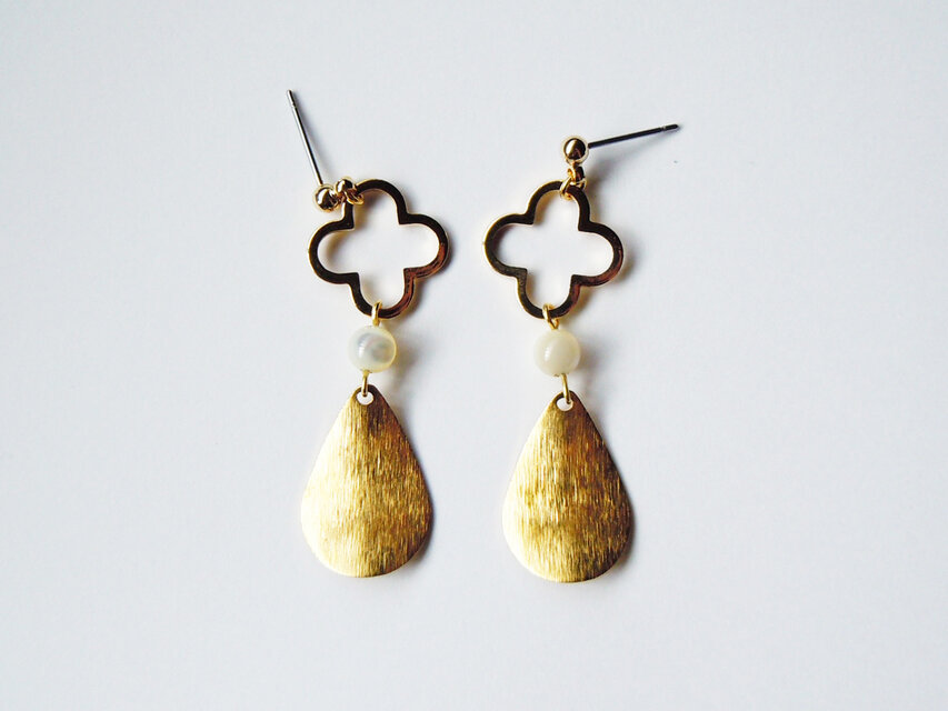 お花と花びらのようなピアス・イヤリング