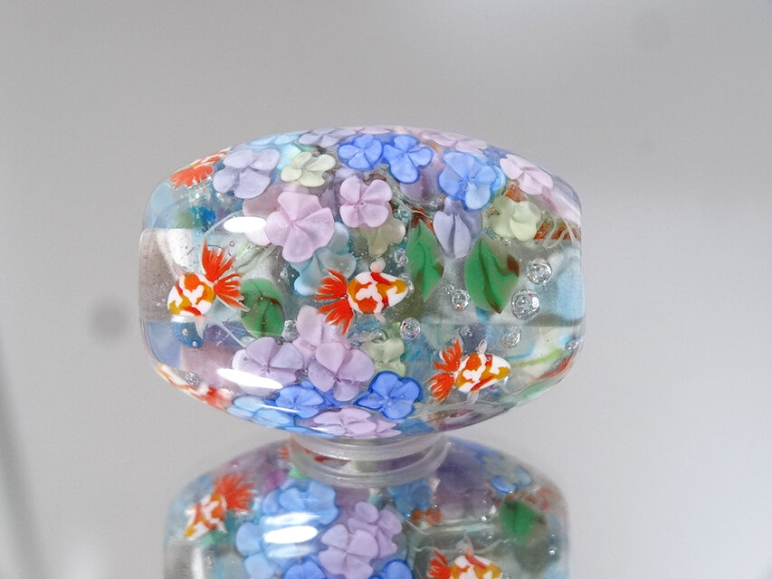 紫陽花と金魚のとんぼ玉（ガラス玉）