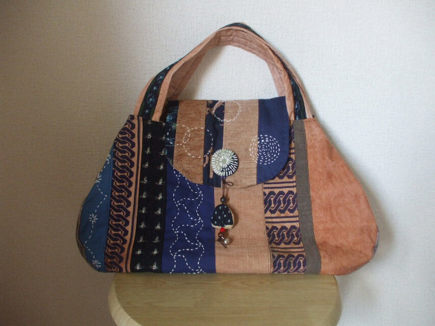 三角おにぎりの形のトートバック　木綿