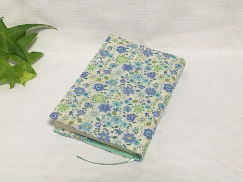 文庫本カバー 小花柄 グリーン系