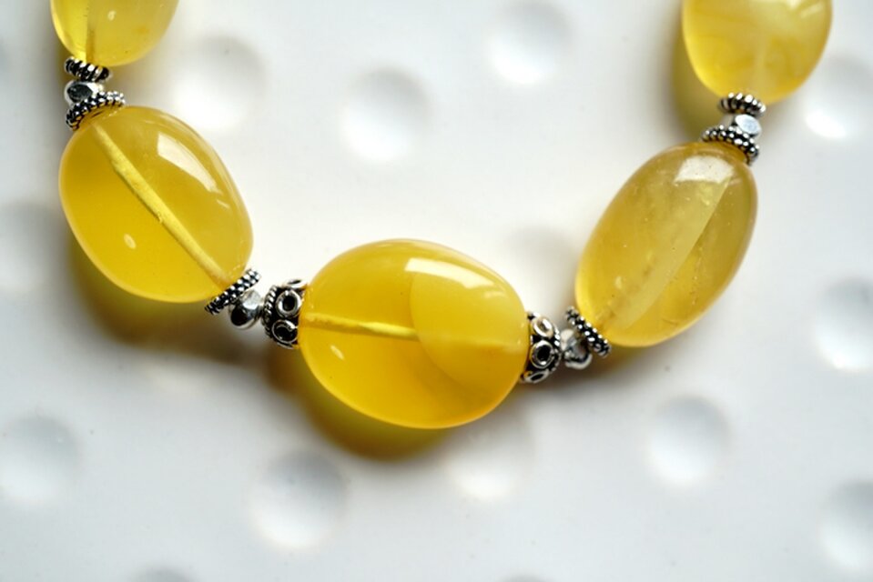 琥珀（ハニーカラー）とシルバービーズネックレス
