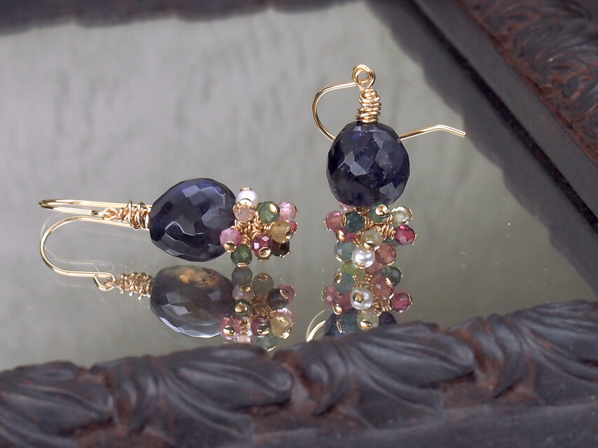 アイオライトと小さな天然石の耳飾り