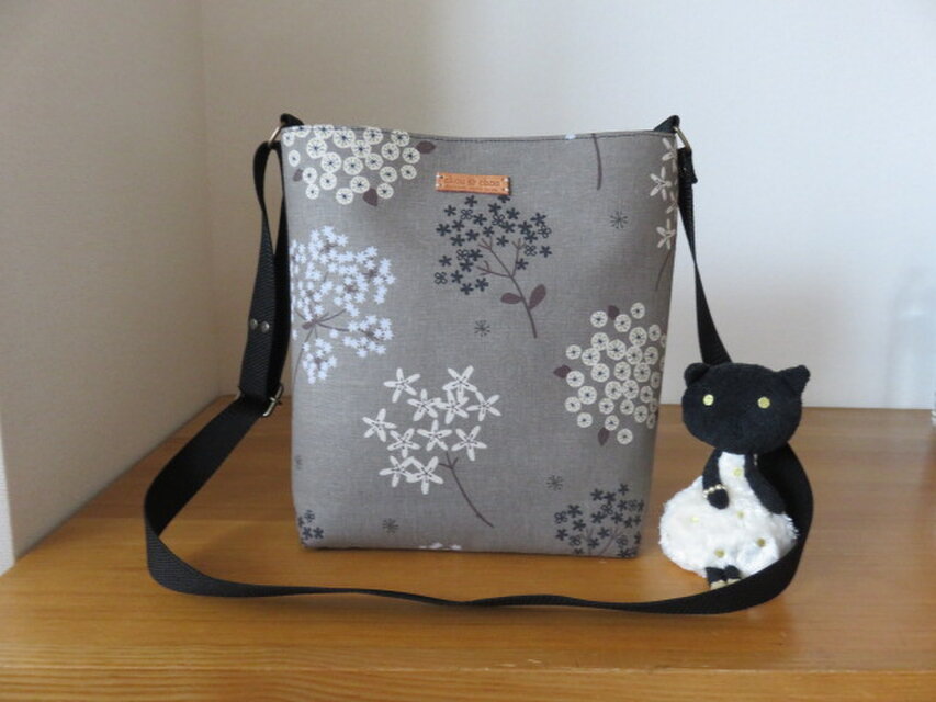 グレー系花柄生地のシンプルショルダーバッグ