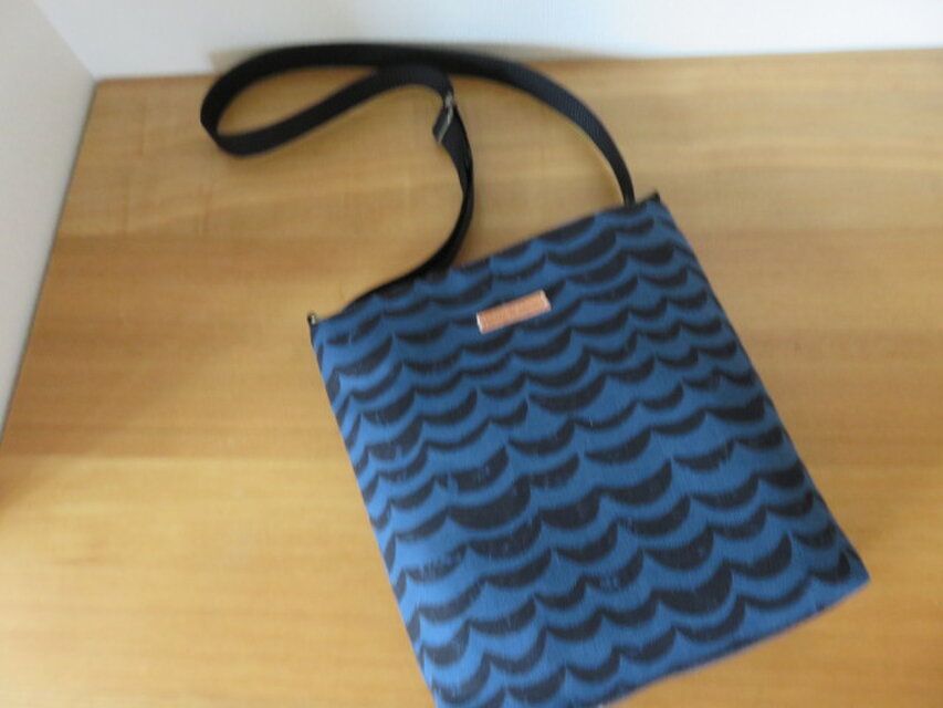 波型帆布生地のシンプルショルダーバッグ（ブルー系）