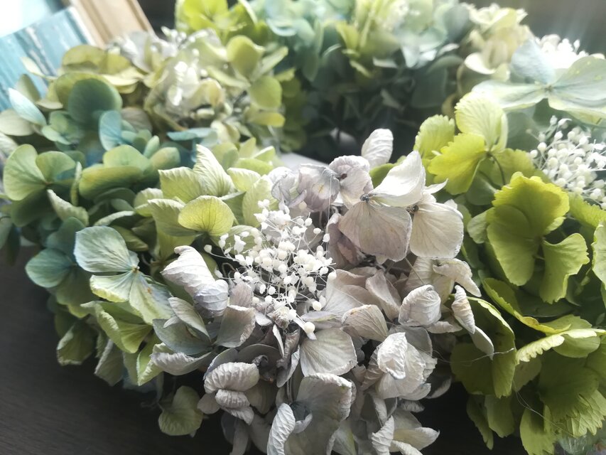 White Hydrangea〜ホワイトあじさいと小花のドライフラワーリース 送料無料]ドライフラワーリース◇あじさいと白いお花と | iichi 日々の