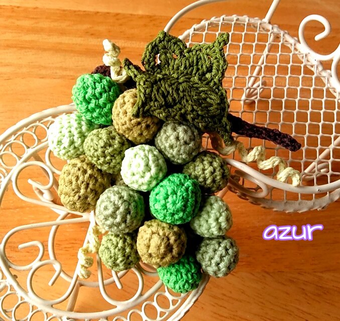 葡萄のコサージュ（小 ✻ 右向き） 静穏の緑