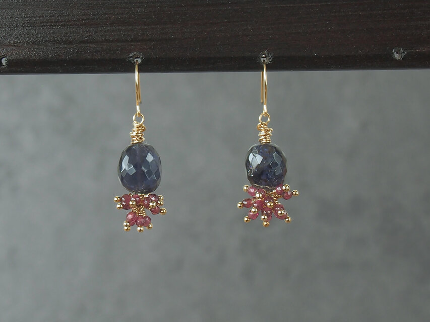 アイオライトと小さなガーネットの耳飾り