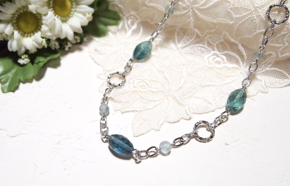 ステンレスチェーン*　幻想的なグリーンカラーフローライトのシンプルなロングネックレス　75cm