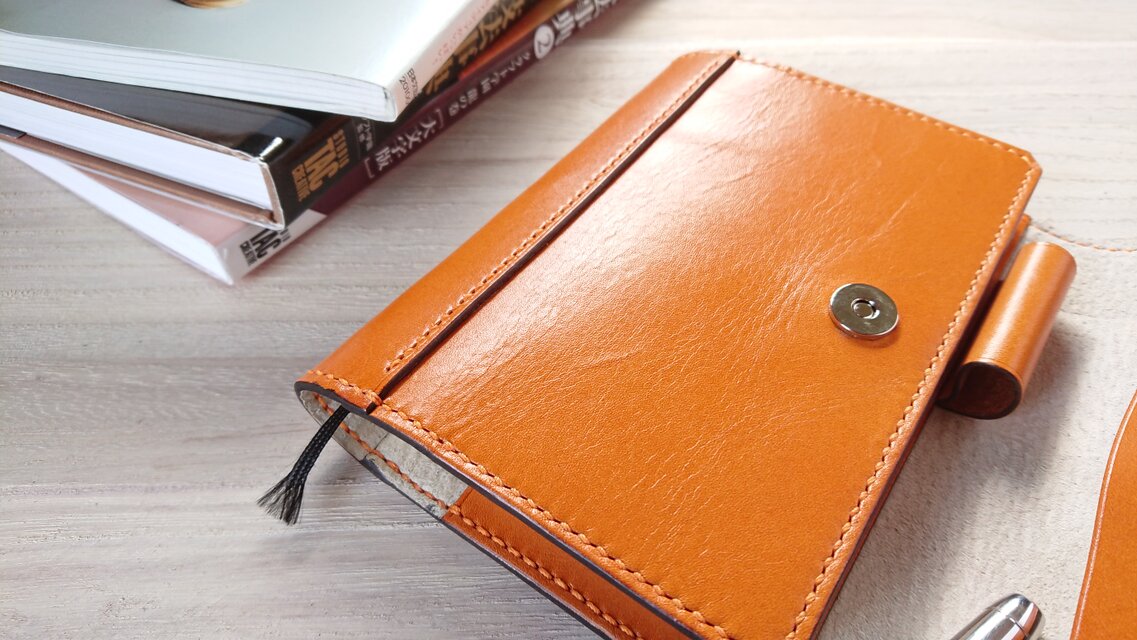 ＊受注生産＊　三つ折り手帳カバー（A6／文庫本サイズ）　ピアノレザー（キャメル）／ピッグスエード（ベージュ）