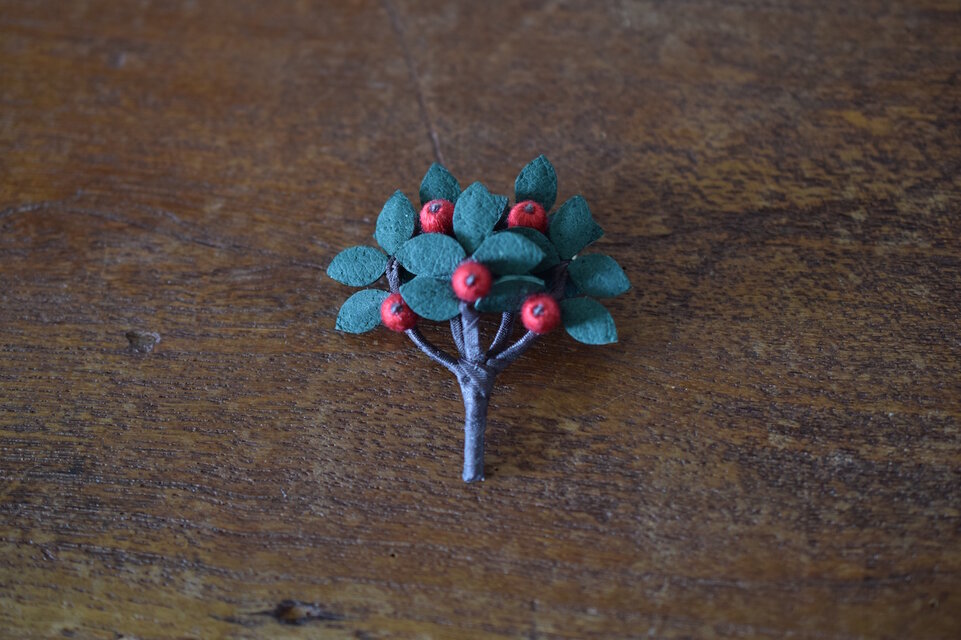 ブローチ　りんごの木