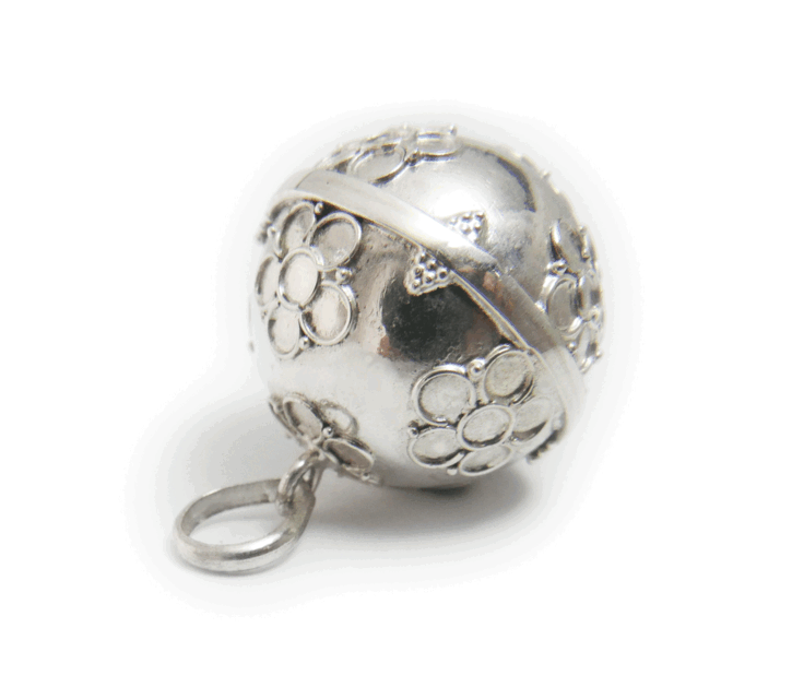 •✼送料無料✼•お花の模様のガムランボール༺揺らすとシャラン♪癒しの音色•*•ヒーリングペンダント༻ 直径21mm/SILVER