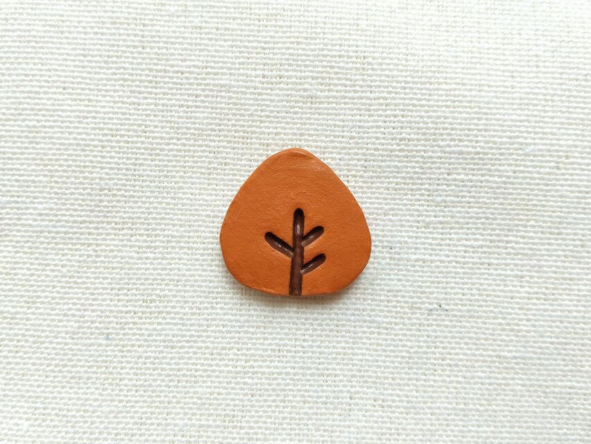 だいだいの木のブローチ