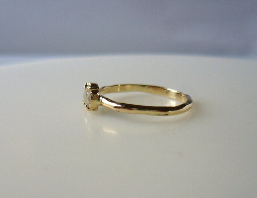 ナチュラルダイヤモンドのK14の指輪(ミルキーホワイトグレー) | iichi