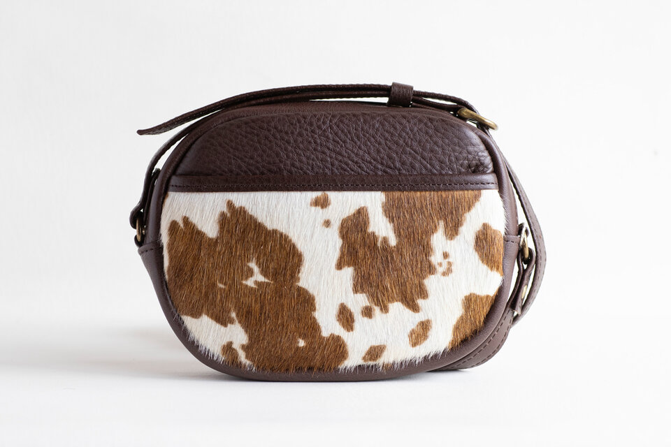 コンパクトなハラコショルダーバッグ　オーバル型　ミニマム　本革　チョコ　ma-01sch