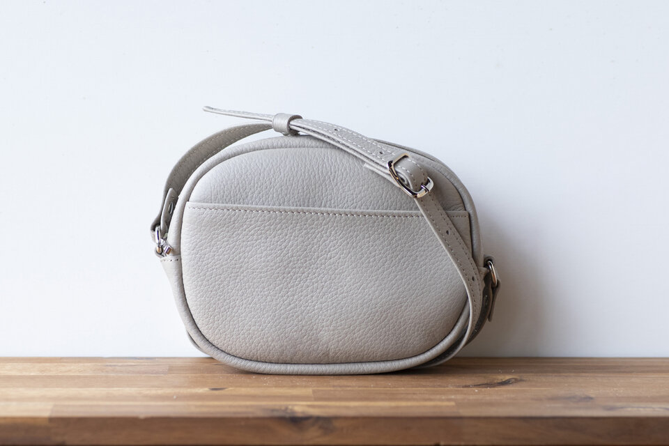 コンパクトなショルダーバッグ　オーバル型　ミニマム　本革　グレージュ　アースカラーma-01ss