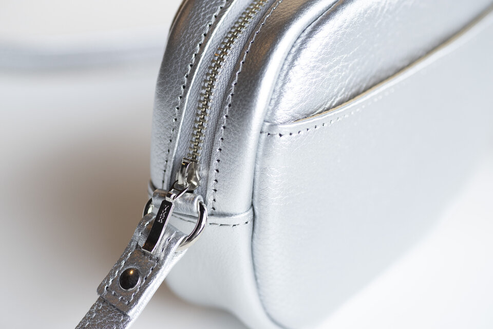 コンパクトなショルダーバッグ オーバル型 ミニマム 本革 シルバーma