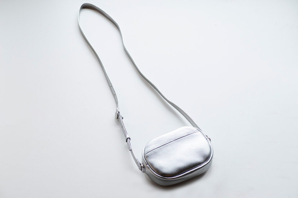 コンパクトなショルダーバッグ オーバル型 ミニマム 本革 シルバーma