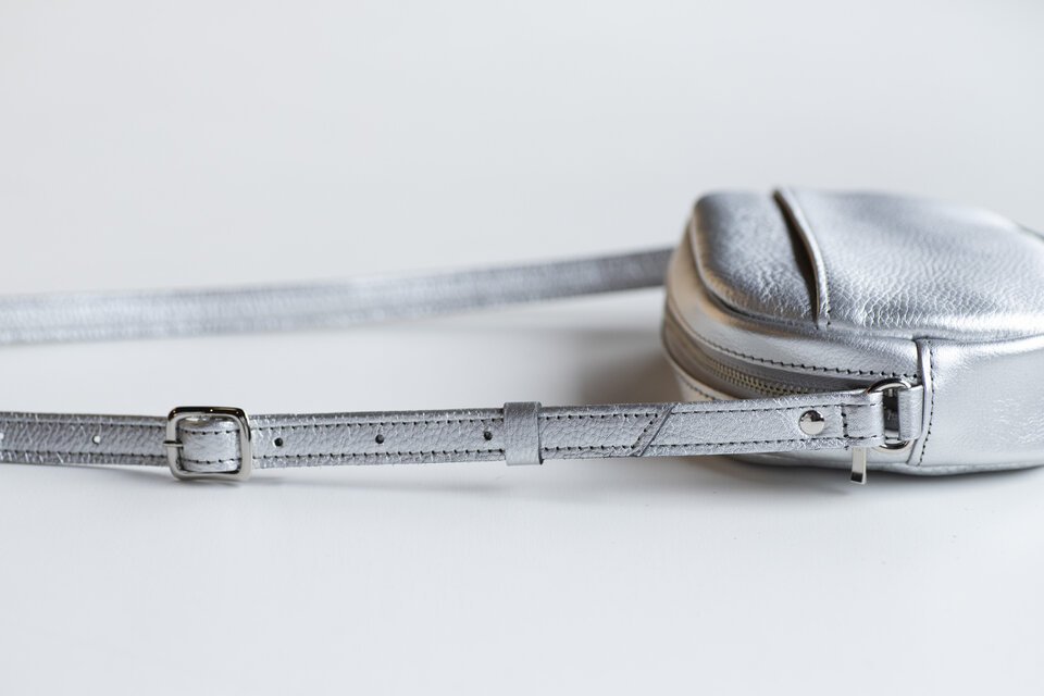 コンパクトなショルダーバッグ オーバル型 ミニマム 本革 シルバーma