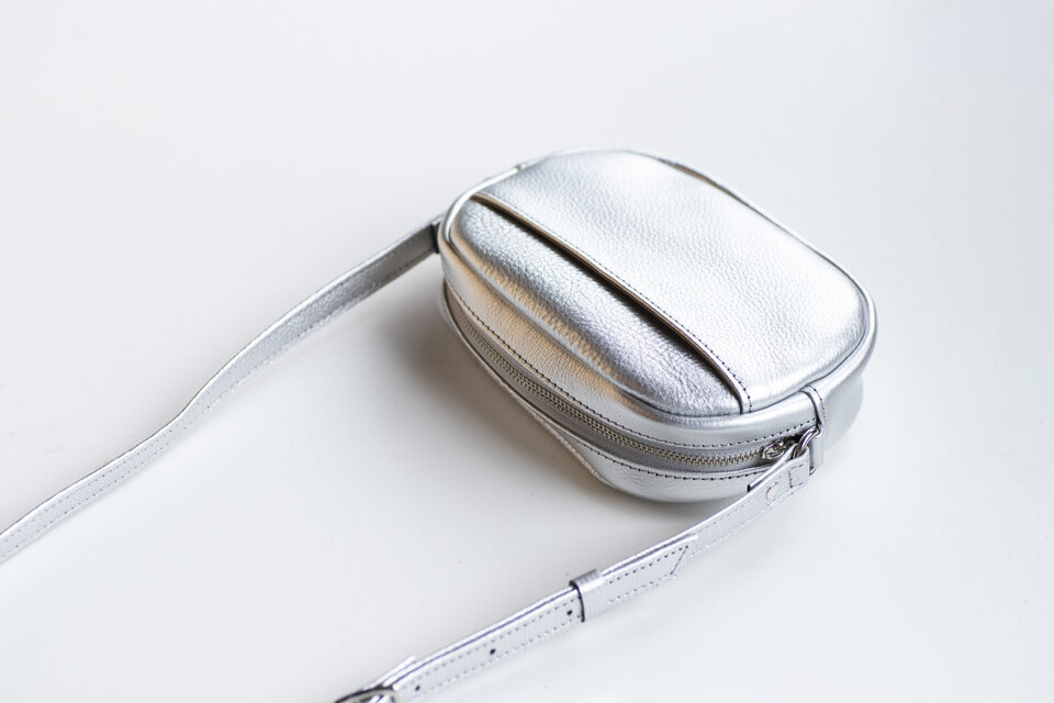 コンパクトなショルダーバッグ オーバル型 ミニマム 本革 シルバーma