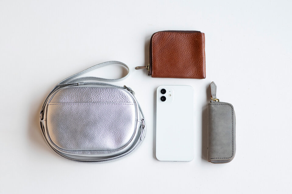 コンパクトなショルダーバッグ オーバル型 ミニマム 本革 シルバーma