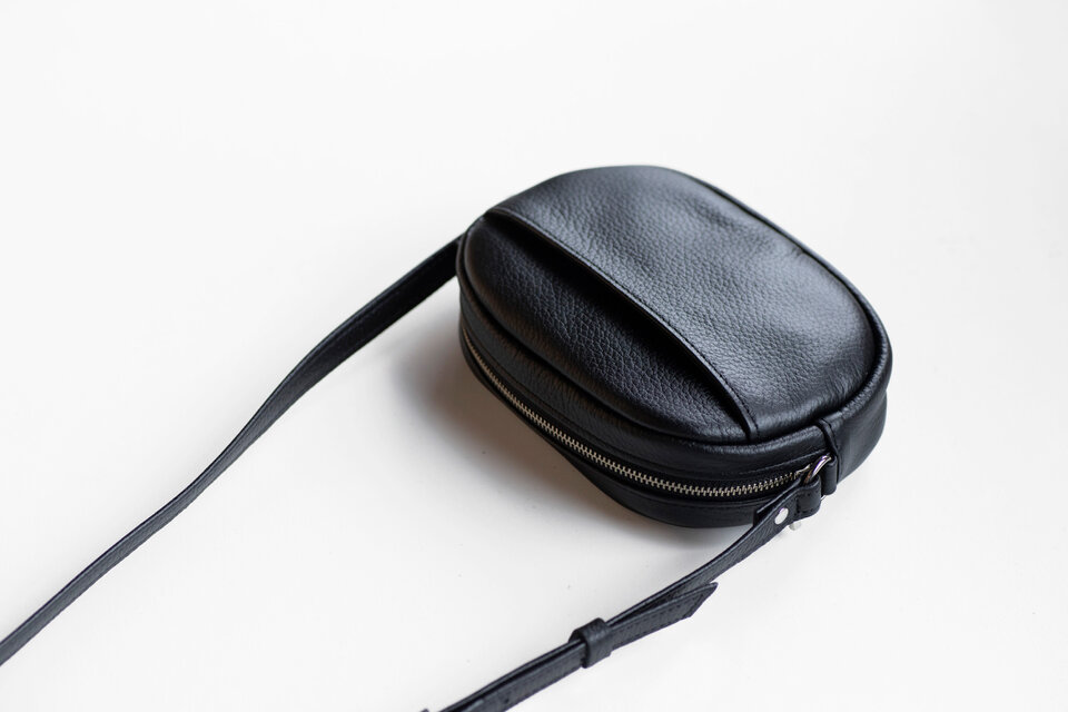 コンパクトなショルダーバッグ オーバル型 ミニマム 本革