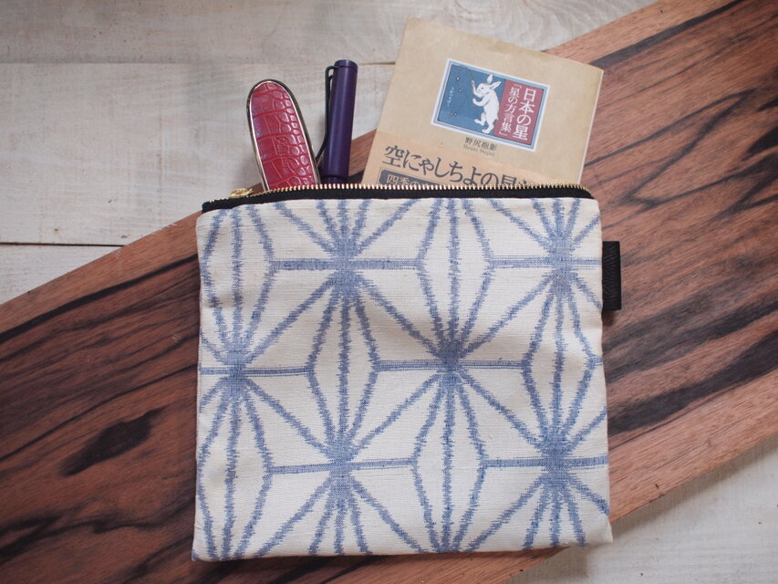 麻の葉　白い節のある紬と本革でポーチ