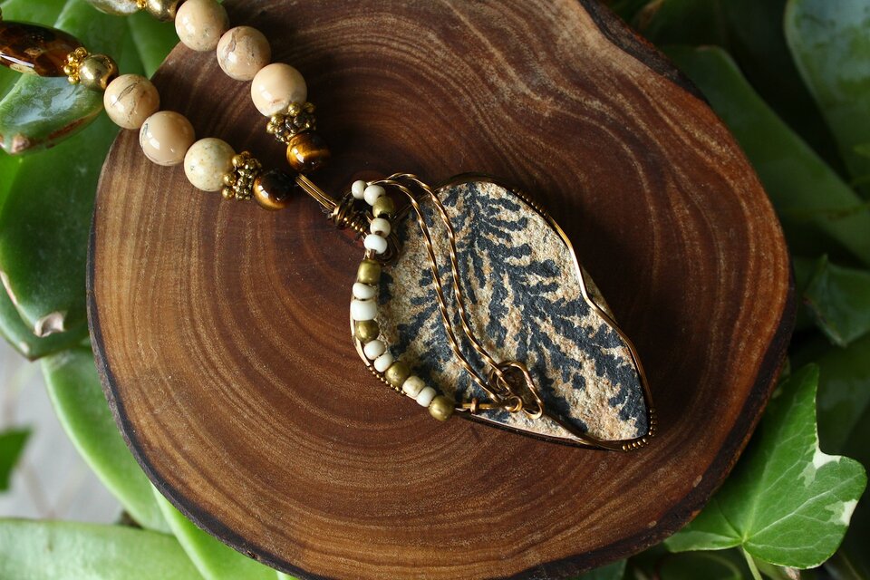 デンドリティック　ライムストーン　自然の芸術、樹枝状結晶の石