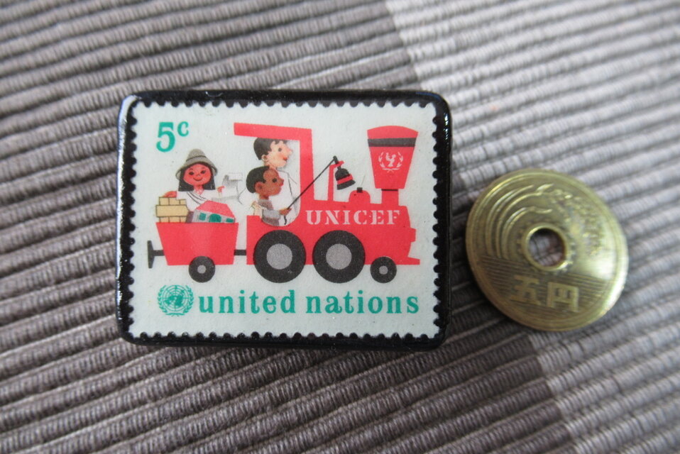 アメリカ 国連1966年「ユニセフ」切手ブローチ5434 | iichi 日々の