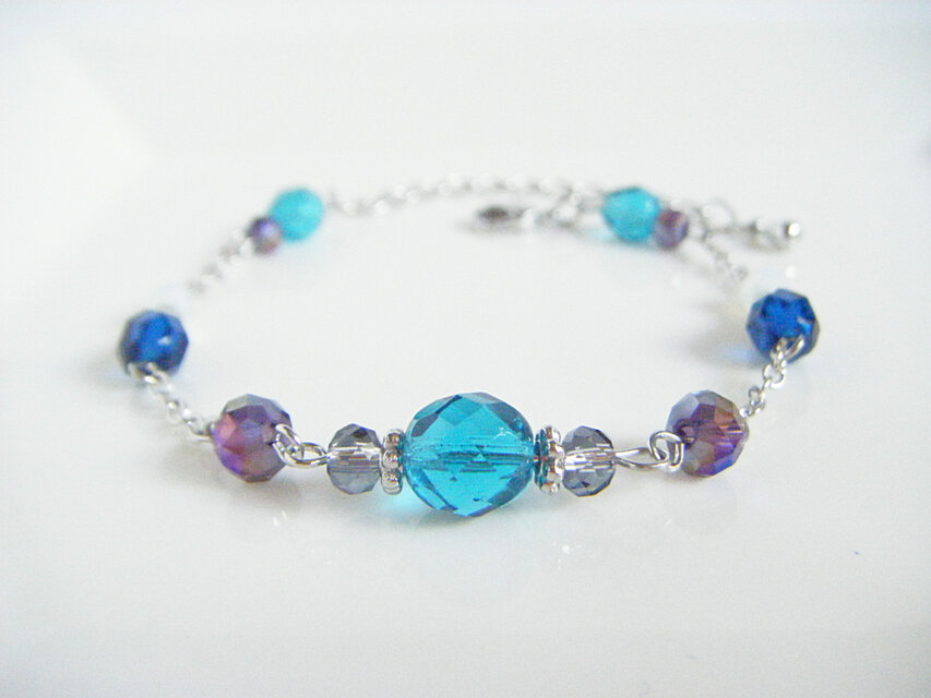 チェコビーズとガラスビーズのエメラルドブルーカラーのブレスレット