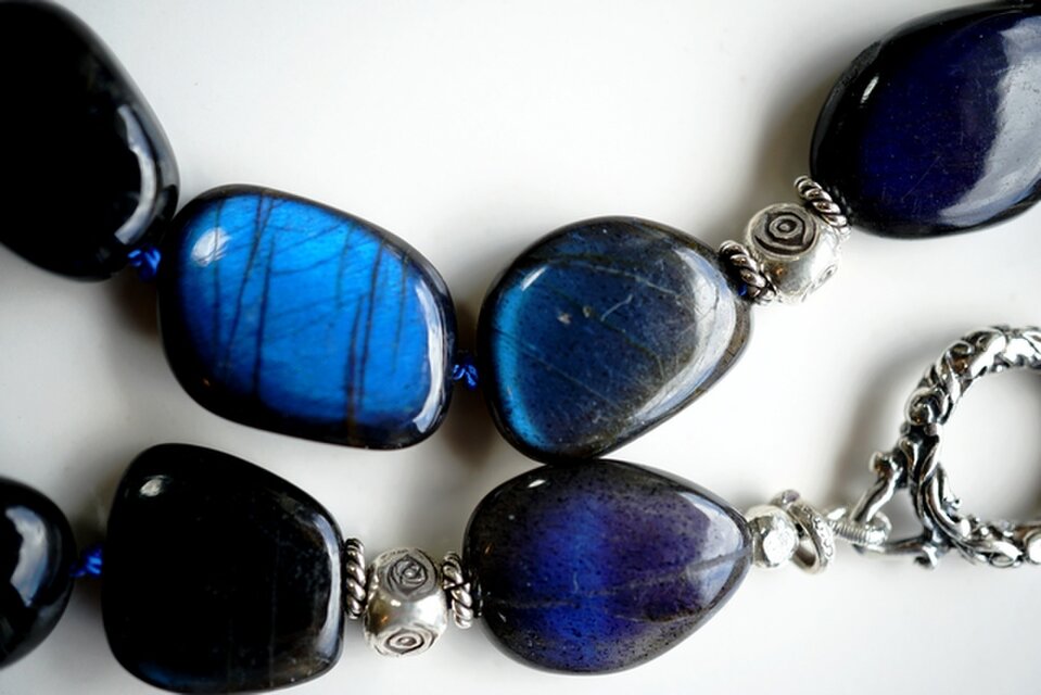 めちゃくちゃきれいなブラックラブラドライトとシルバービーズネックレス