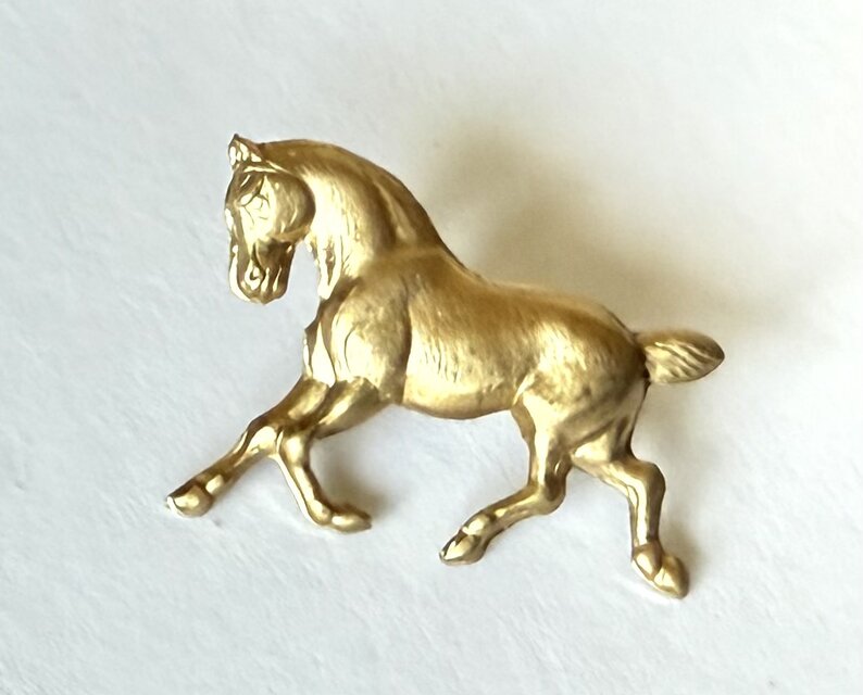 アメリカ製 馬（約34㎜）真鍮 ピンブローチ】干支 2026 ゴールドカラー