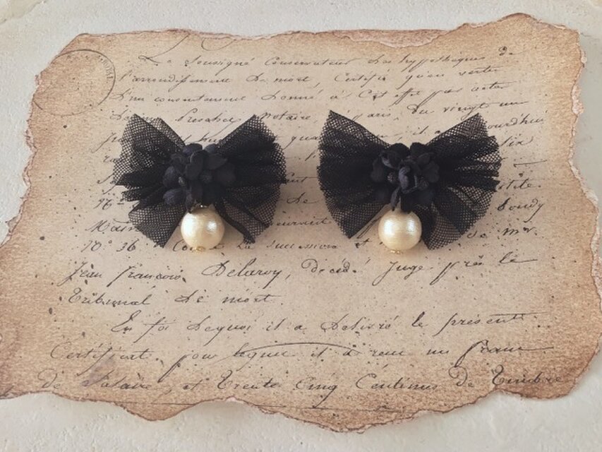 チュールリボンと染め花のピアス(ブラック)