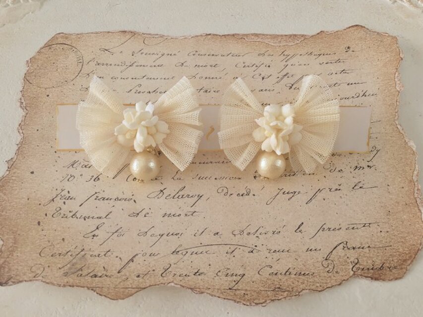 チュールリボンと染め花のイヤリング(オフホワイト)