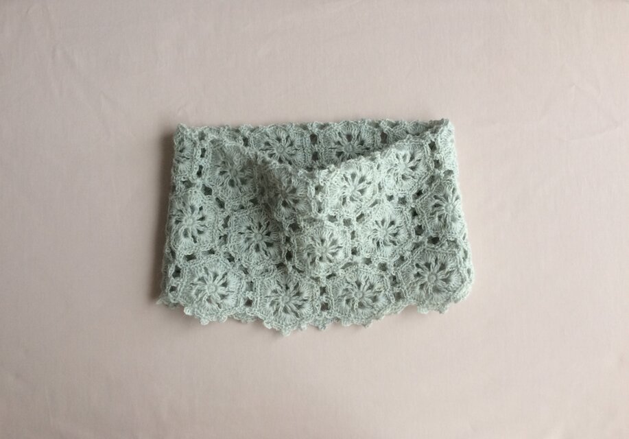 【受注制作】リオープン記念価格〜アルパカ100%花モチーフつなぎのネックウォーマー オフホワイト水色系