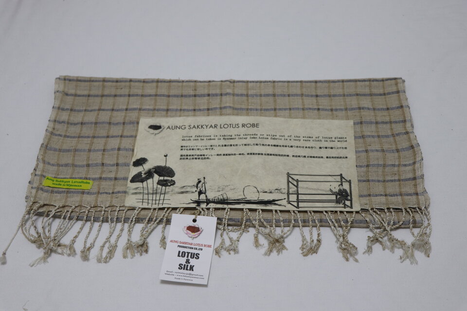 天然樹皮染料で染色した蓮糸のマフラー