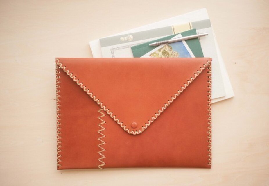 [A4サイズが入るメンズライクな]　本革クラッチバック