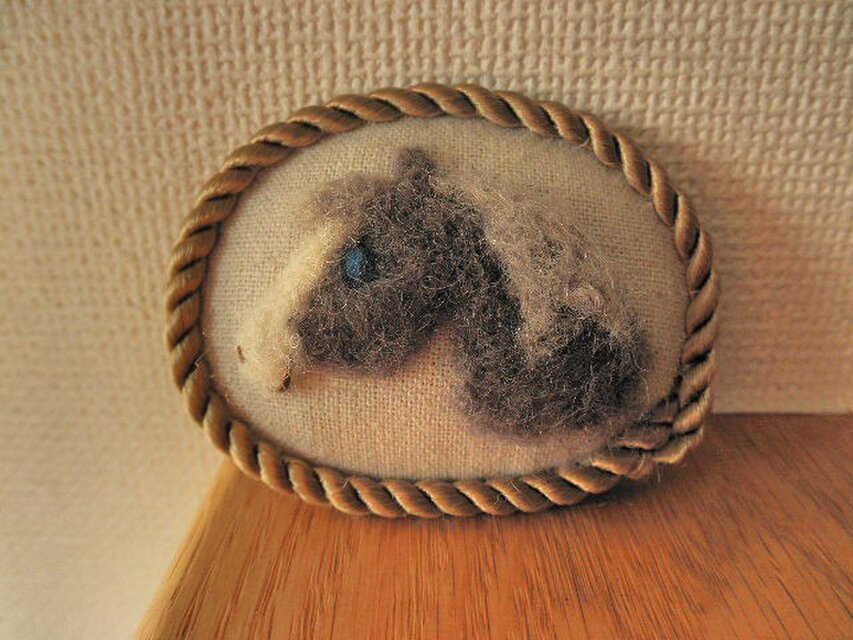 灰色の馬ブローチ