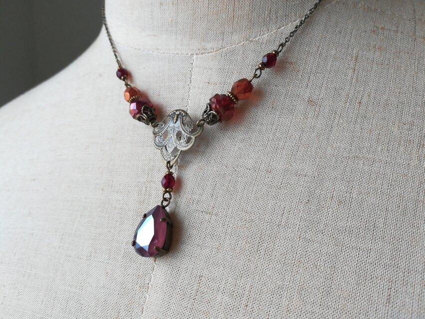 ダークレッド色ペアシェイプ型スワロフスキーのアンティーク風Ｙネックレス