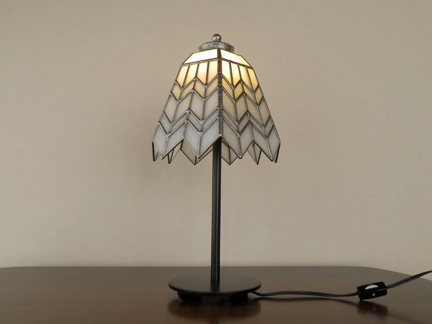 ホワイトのヘリンボーン（ステンドグラスランプ）テーブルランプ・ガラス照明・ Lサイズ