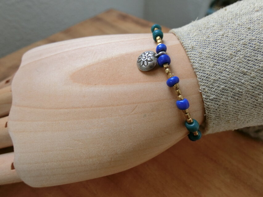 ＊Asia デイリーブレス。＠真鍮スクエアビーズ＋アジアのシードビーズ＋カレンシルバーちびチャーム