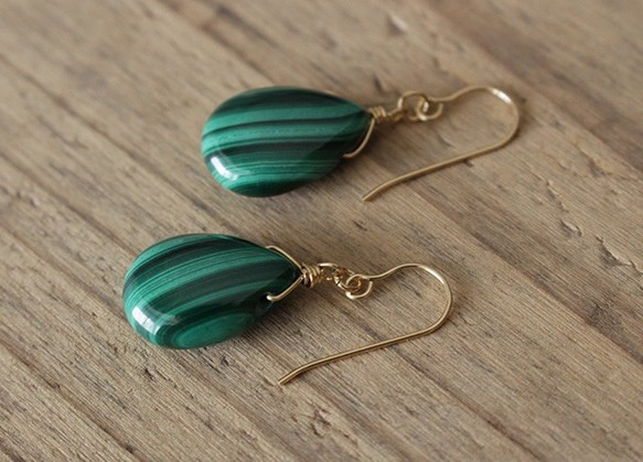 マラカイトのピアス 18金 説明必読願います マラカイトのピアス 18金 説明必読願います