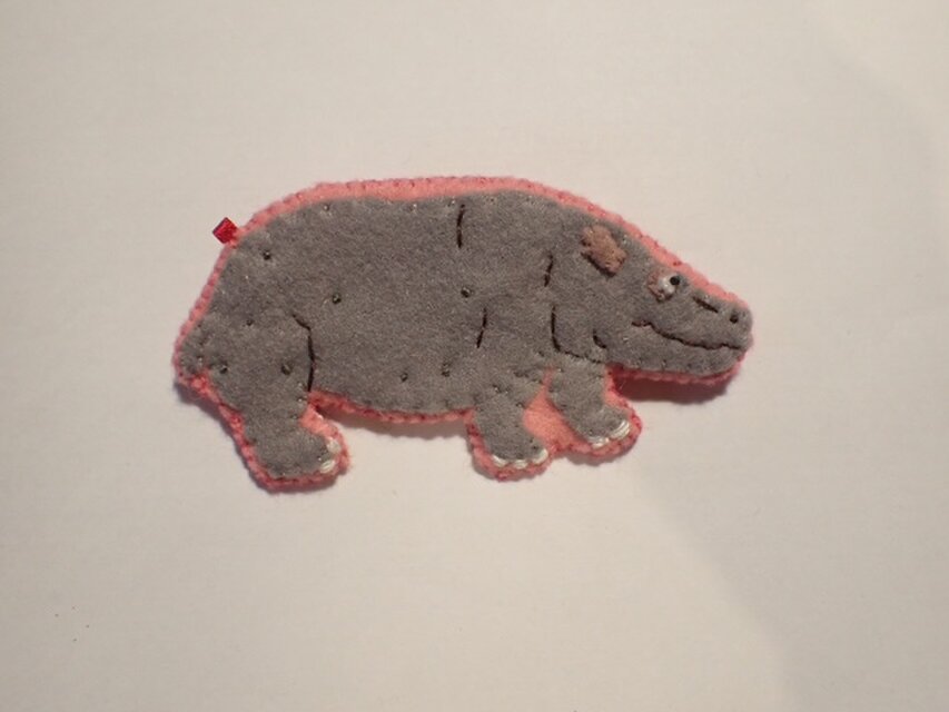 カバ　ブローチ