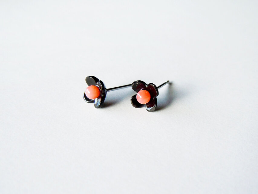 K14WG サンゴとオニキス　レトロなフラワーピアス