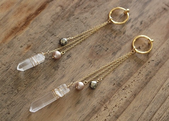 氷柱クォーツとパイライトのロングチェーンイヤリング（真鍮・フープタイプ）