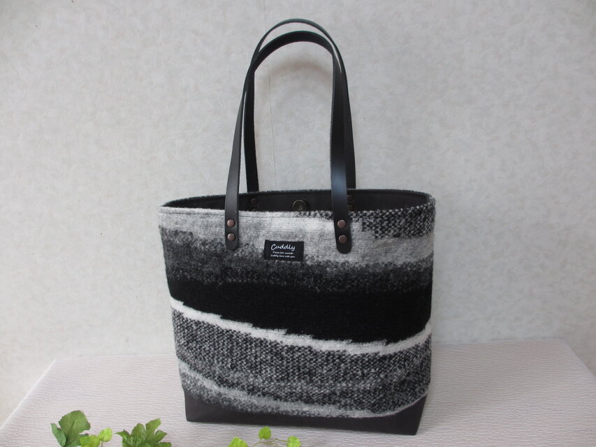 モノトーン、ニット地のトート