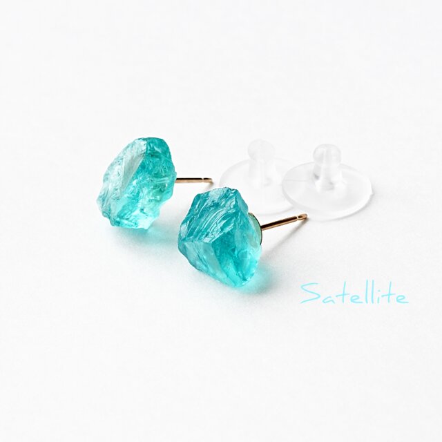 【14kgf】マダガスカル産ネオンブルーアパタイト原石ピアス